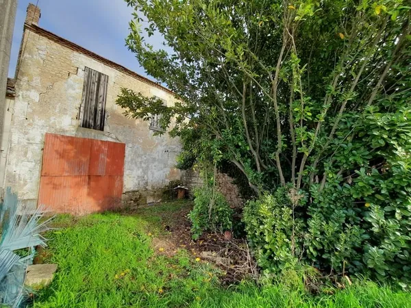 Grange à rénover entièrement + jardin