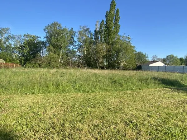 A VENDRE - TERRAIN A BATIR - TRAINOU