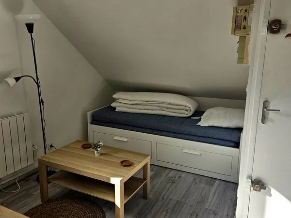 Studio meublé entièrement refait à neuf, situé dans une arrière-cour calme au 3ème et dernier étage