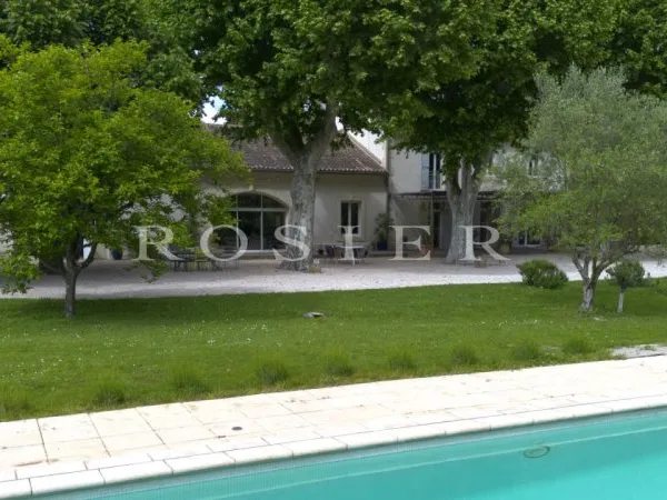 Entre Saint Rémy de Provence et l'Isle sur la Sorgue, propriété