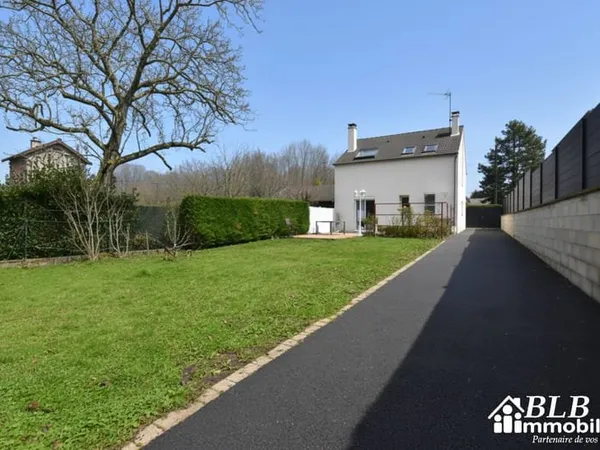 78690 Les Essarts le Roi Charmante maison avec garage double