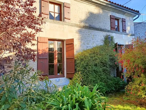Magnifique maison en pierre sur la commune de Le Gua (Dercie)