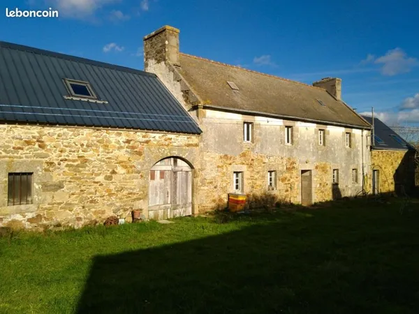 Ferme composée de nombreux bâtis partiellement rénovée sur 4Ha terre agricole en bio