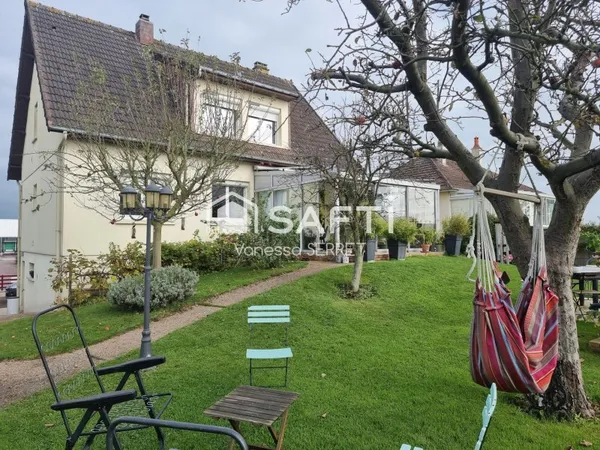Maison familiale avec véranda plein sud et jardin arboré : un havre de paix à Saint-Hilaire-Petitvil