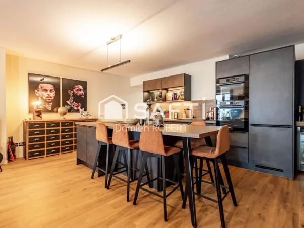 GRANDE APPARTEMENT AU CENTRE DU VILLAGE