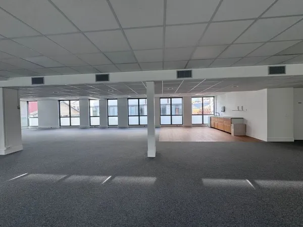 Bureaux - A LOUER - 204 m² non divisibles