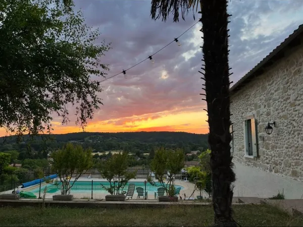 Maison de caractère rénovée avec piscine et vue dégagée €" 4 ch €" Terrain 1400 m² €" DPE C