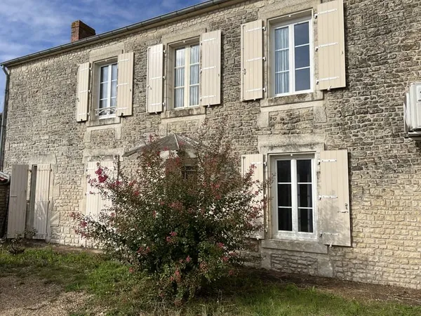 Belle maison en pierre avec grand grenier