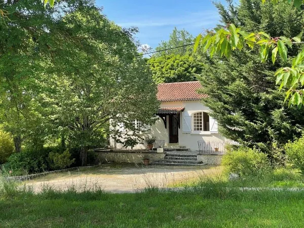 MAISON LUMINEUSE AVEC GARAGE ET DEPENDANCES DANS UN TRES JOL