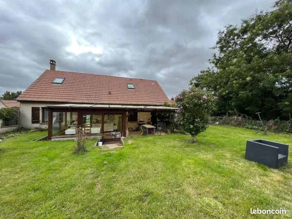 Maison Traditionnelle sur 2 niveaux - 106 m² sur Terrain de 2130 m²