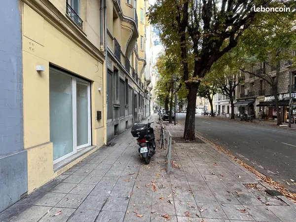 Local commercial à vendre libre de toute occupation avec grand passage - Nice Riquier / Port