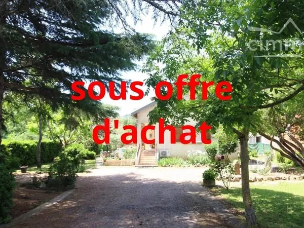 A vendre une belle maison de 180 m² avec piscine dans un parc de 1500 m²