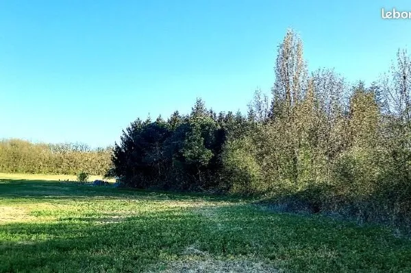 ● Charmant TERRAIN boisé à ne pas manquer à MONTAMISÉ - idéalement situé