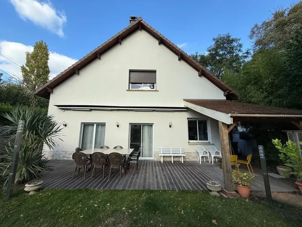 Rare sur le secteur : grande maison avec dépendances sur 1300 m² de terrain