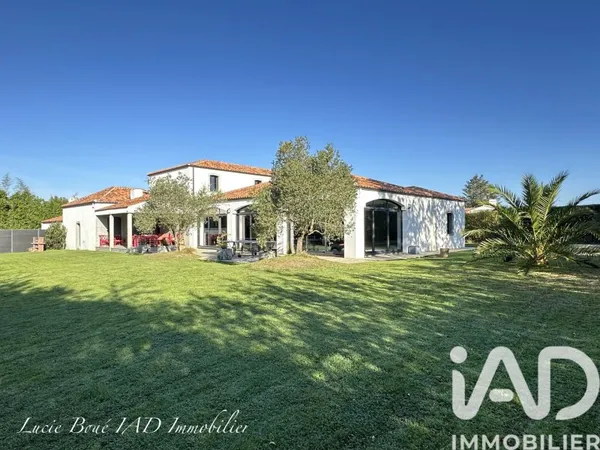 Maison 10 pièces 270 m²