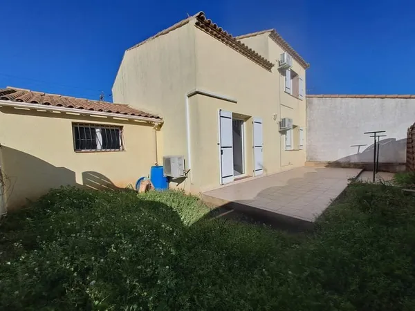 Une villa fonctionnelle et chaleureuse, située dans un envir