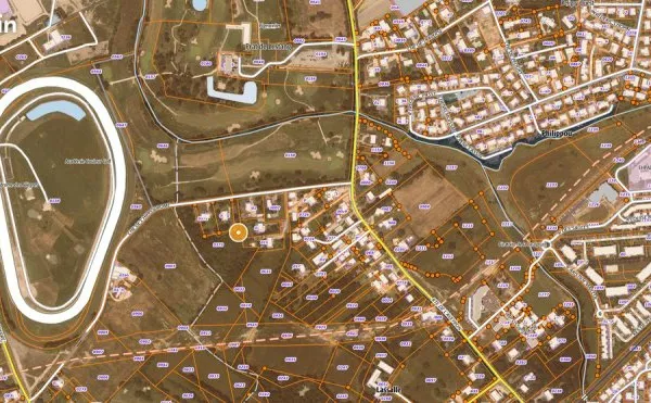 Terrain bas-pays chemin hippodrome 500m2 a viabiliser