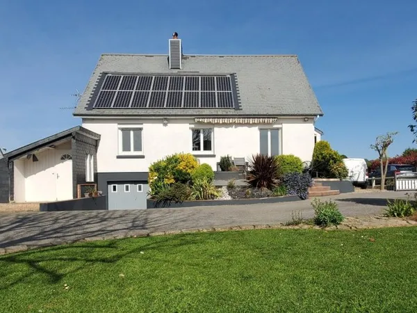 Maison traditionnelle de 127 m² sur sous sol avec garage .