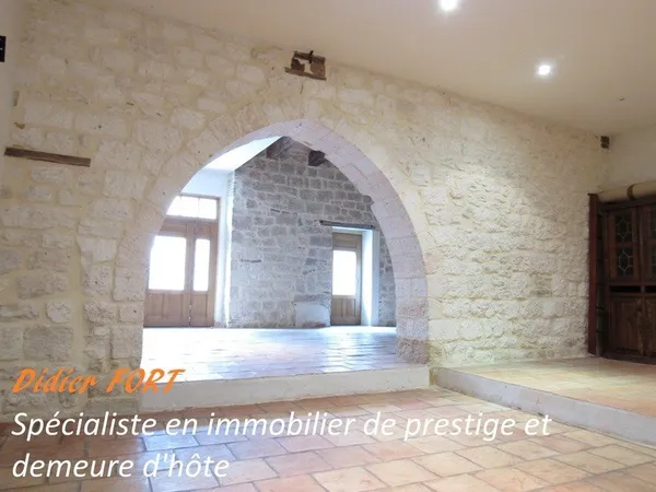 GRANDE MAISON MEDIEVALE DE VILLAGE ENTIEREMENT RENOVEE DPE EN B AVEC UNE PETITE MAISON QUI SERT DE G