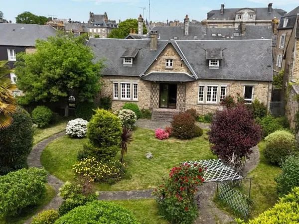 PROPRIÉTÉ AVEC PARC PAYSAGER - CENTRE-VILLE AVRANCHES