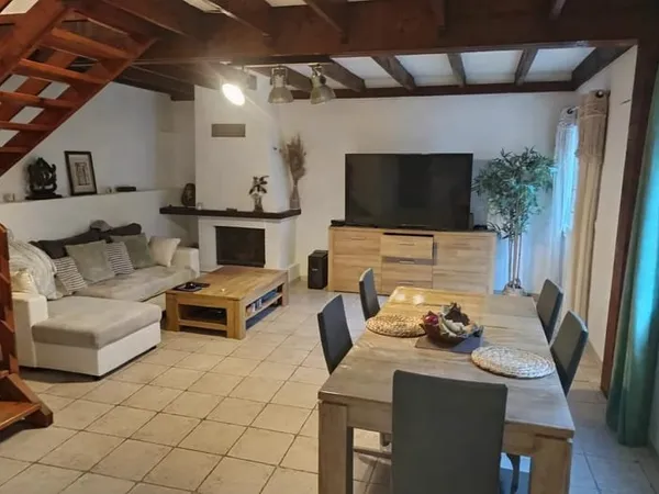 Maison provençale de charme avec cheminée, poutres apparentes et terrain piscinable