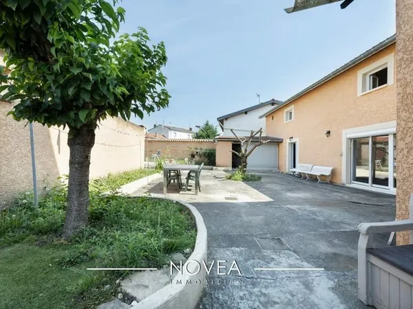 Maison de 259 m2 avec terrasse et garage