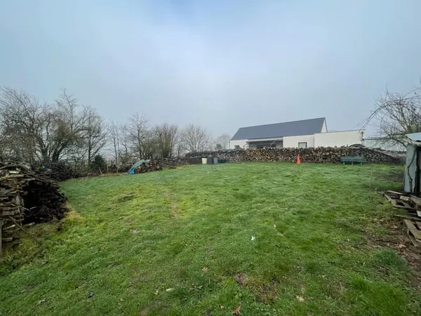 Terrain à bâtir de 931 m² à NOTRE-DAME-D'ALLENCON (49)