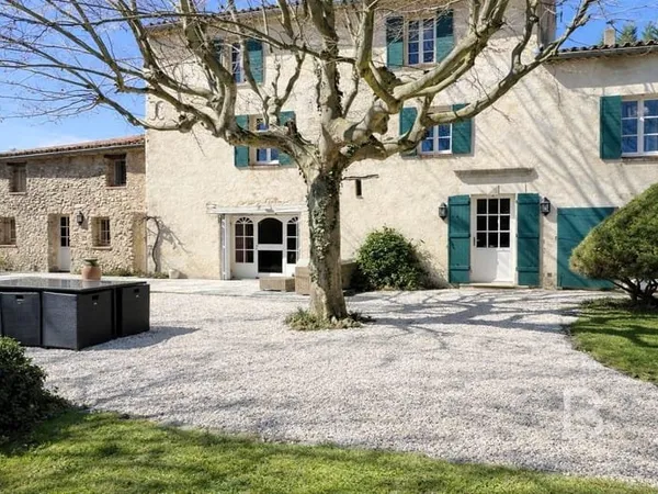Propriété de charme de 325 m² à vendre à La Roquebrussanne