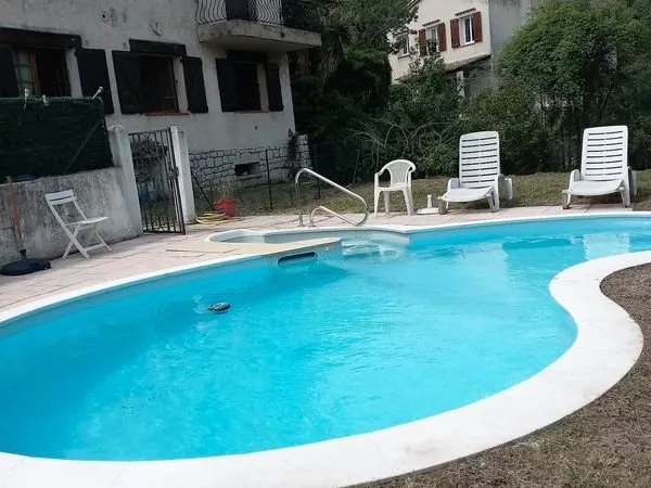 Vend maison au calme pres de tout commerces mer