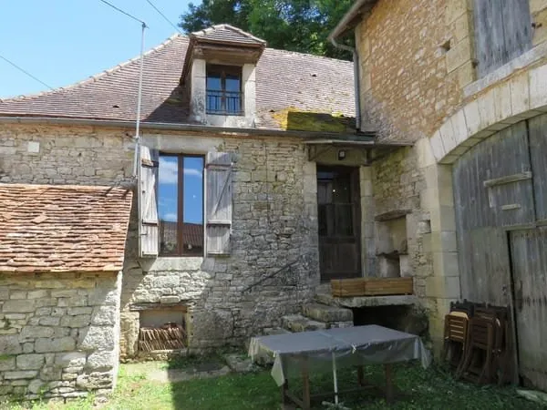Maison en pierres (env 65m2) en cour fermée, avec une grange
