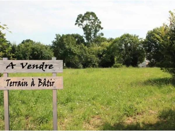 Terrain plat constructible , d'une surface de 6286 m2 à Bell