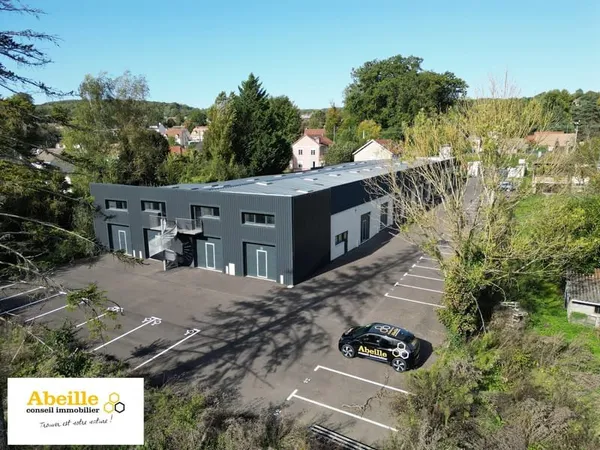 LOCAL COMMERCIAL , 100 M2 AU SOL 53 M2 EN MEZZANINE A SAINT-