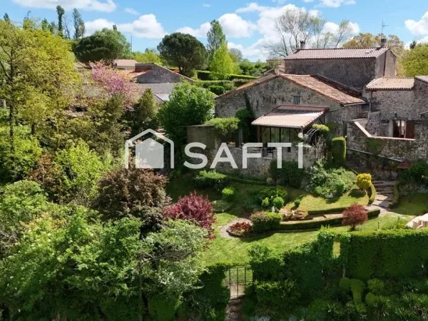Maison de hameau de 185 m2 avec 3 chambres un beau jardin et une vue dégagée sur la campagne environ