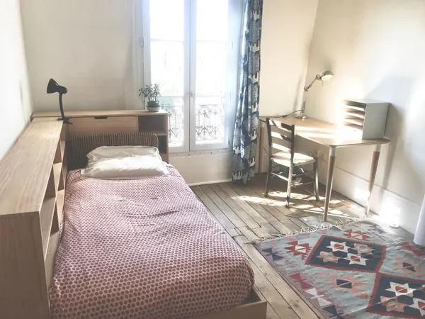 Bonjour, je propose cette chambre, 1 à minute du métro Gambetta