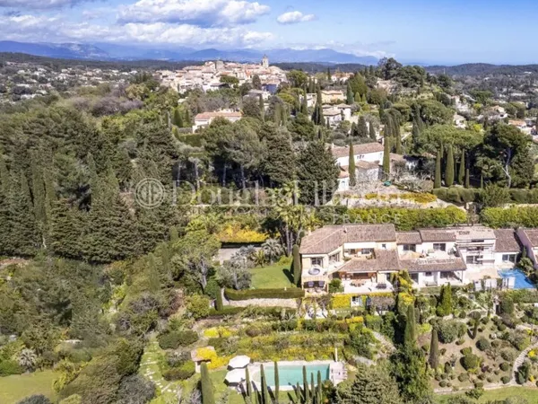 MOUGINS - Vue Mer et à pied du Vieux Village.