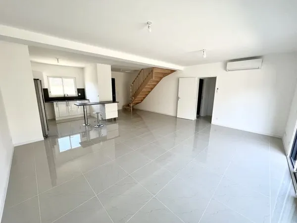 Maison neuve avec jardin et garage proche du centre au calme