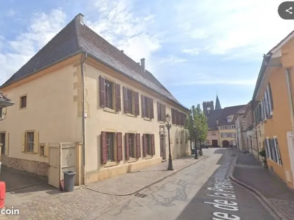 Grand T3 meublé au centre-ville de Rouffach, 2ch. + 1 garage+1parking+cave