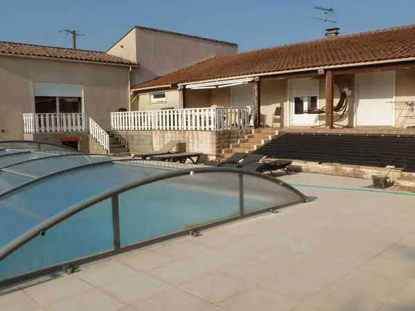 Belle villa avec piscine couverte sur 6.500m2 du terrain