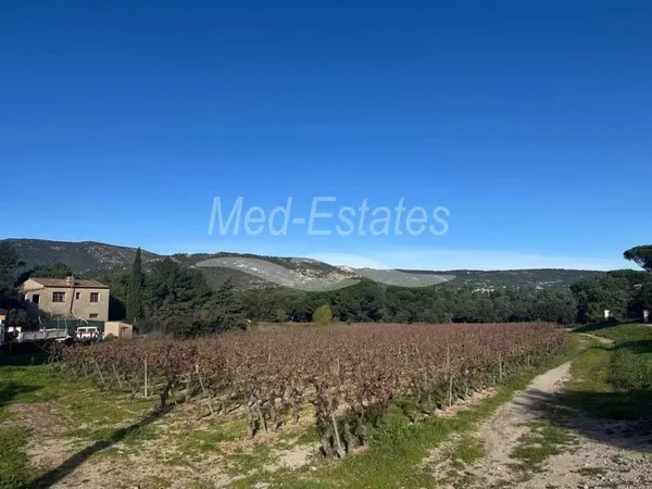 Opportunité d'investissement : maison sur terrain spacieux à proximité du village