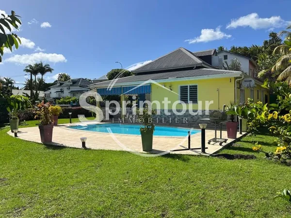 SAINT-CLAUDE, Belle villa T4 avec mezzanine, piscine et gara