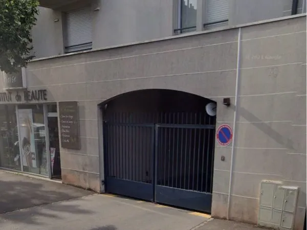 Large emplacement de parking sécurisé - 30 octobre / bd de Strasbourg