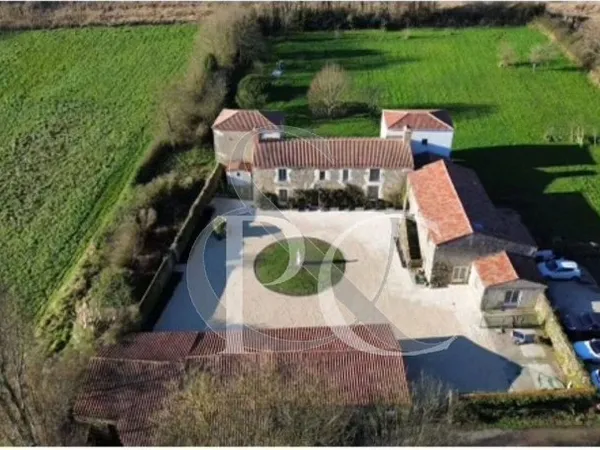 Maison 12 pièces 373 m²