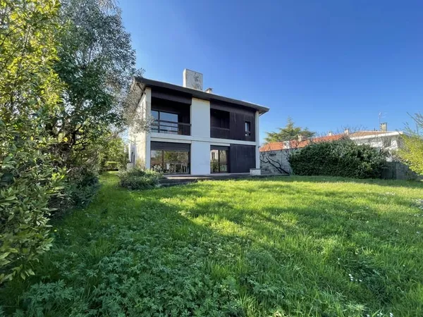 Maison d'architecte à rénover - 190m2 - 4 chambres, un bureau - Caudéran