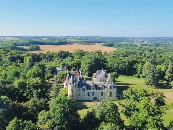 Château 45 pièces 2000 m²
