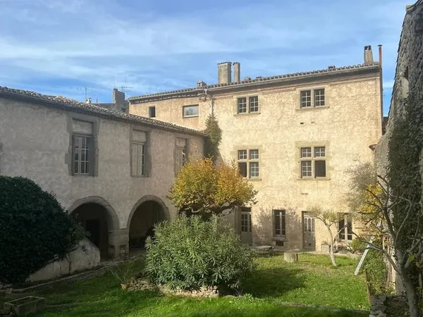 Hotel particulier inscrit et dépendances, vue Cité Médiévale