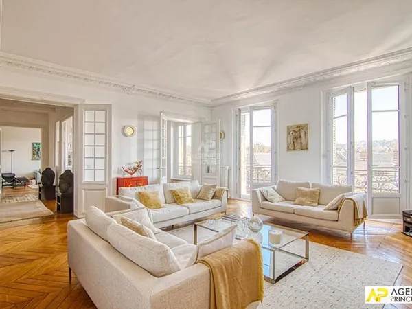 Le Chesnay limite Versailles Rive-Droite Appartement 7 pièces 271 m² carrez situé au 3ème étage d'un