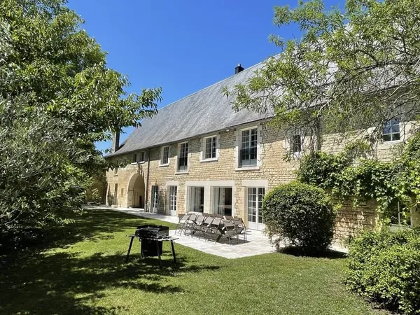 ANCIENNE DEPENDANCE DE CHATEAU AVEC COMMUNS ET PISCINE