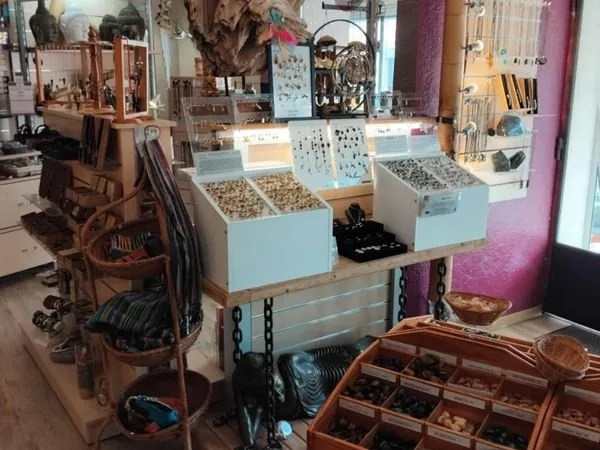 Bail commercial Boutique Esotérique, Pierres et Minéraux, Bijoux, Déco, Librairie de 65 M2