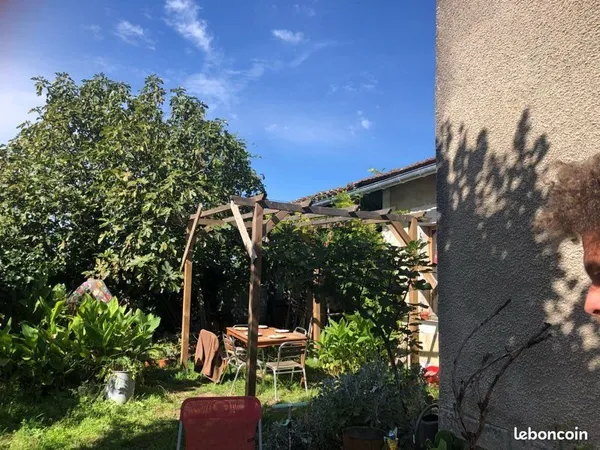 Maison avec jardin et petites dépendances