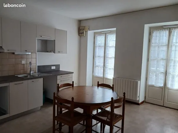 A louer St-Chély appartement 3 pièces meublé en centre-ville